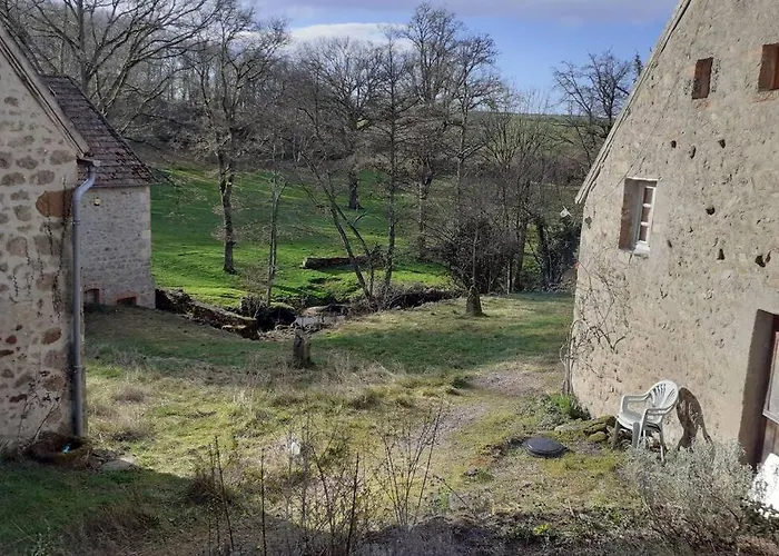 Holiday home Magnifique Moulin Au Bord D'une Riviere, Calme Absolu, Piano Doyet