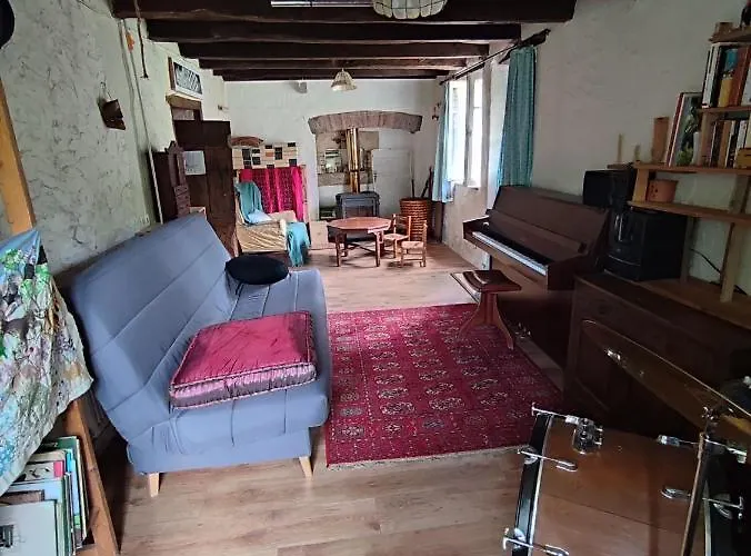 Holiday home Magnifique Moulin Au Bord D'une Riviere, Calme Absolu, Piano Doyet