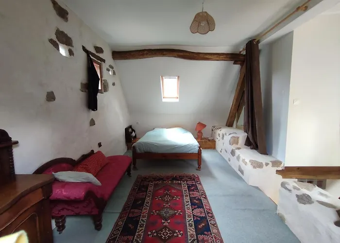 Holiday home Magnifique Moulin Au Bord D'une Riviere, Calme Absolu, Piano Doyet